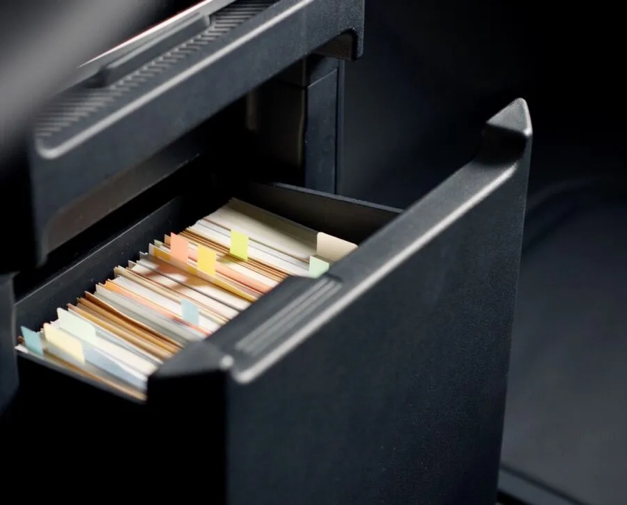 Central sliding tray for on-the-go work